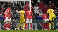 Pemain Liverpool Ibrahima Konate, kanan, mencetak gol pembuka pada perempat final Liga Champions, leg pertama, pertandingan sepak bola antara Benfica dan Liverpool di stadion Luz di Lisbon, Selasa, 5 April 2022. (AP Photo/Armando Franca)