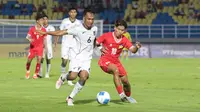 Gelandang Timnas Indonesia U-23, Robi Darwis, berduel dengan striker Timnas Laos U-23, Peeter Phanthavong, dalam laga perdana Grup J Kualifikasi Piala Asia U-23 2026 di Stadion Gelora Delta, Sidoarjo, Jawa Timur, Rabu (3/9/2025) malam. (Bola.com/Wahyu Pratama)