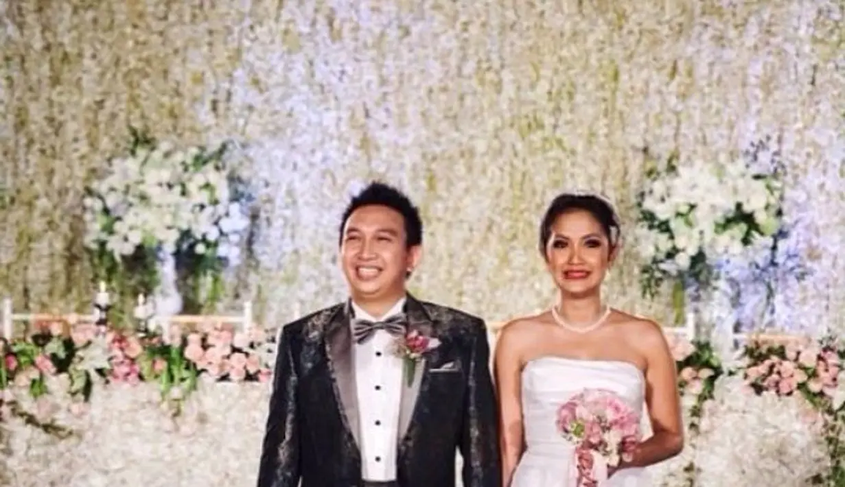 Augie Fantinus dan Adriana Bustami selalu mengenang saat mengucap janji sehidup semati hingga maut yang memisahkannya demi kerukunan keluarganya. Dari pernikahannya, telah dikaruniai momongan, Enzo Alvero Wiyana. (dok.Pribadi/Bintang.com)