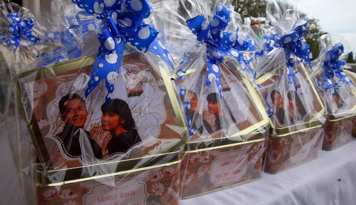 "Meniatkan pernikahan putri kami Ardina Rasti. Dengan kerendahan hati meminta doa kepada para hadirin supaya keluarga yang akan dibina Rasti dan Arie selamat dan mendapatkan ridho dari Allah Subhanahu wa ta'ala," tutur perwakilan keluarga.