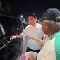 Bermaksud mengantar Menteri PUPR RI Basuki Hadimuljono ke mobilnya, tangan Chef Arnold malah dicium Pak Bas. Momen ini ramai dikomentari netizen. (Foto: Dok. Twitter @ArnoldPoernomo)