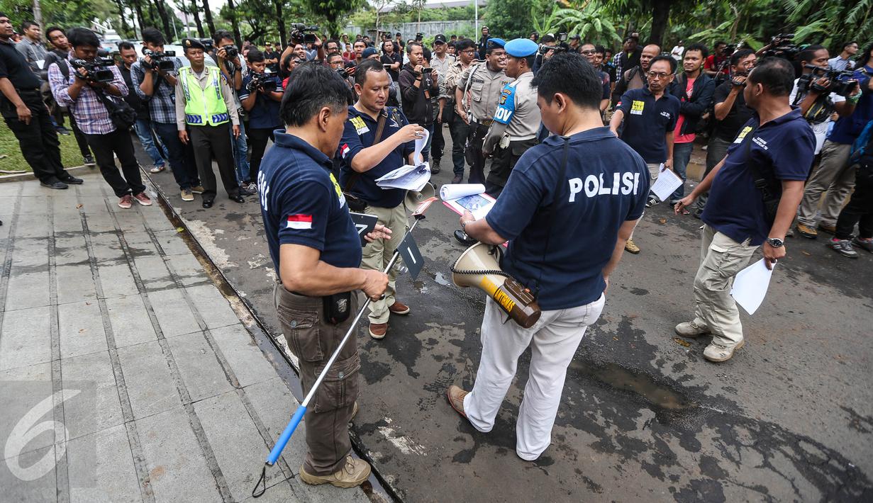 Aparat Kepolisian melakukan gelar prarekonstruksi kasus perampokan dan pembunuhan di perumahan Pulomas, Jakarta Timur, Jumat (6/1). Media tidak diperkenankan mengikuti berbagai adegan hingga ke dalam rumah milik Dodi Triono. (Liputan6.com/Faizal Fanani)