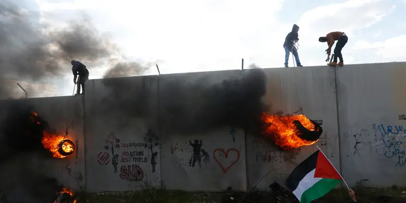Pemuda Palestina Gelar Aksi di Tembok Perbatasan-AP Photo-20170217