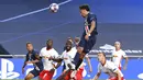 Pemain Paris Saint-Germain (PSG), Marquinhos, mencetak gol ke gawang RB Leipzig pada laga semifinal Liga Champions di Stadion The Luz, Rabu (19/8/2020). PSG menang dengan skor 3-0. (David Ramos/Pool via AP)