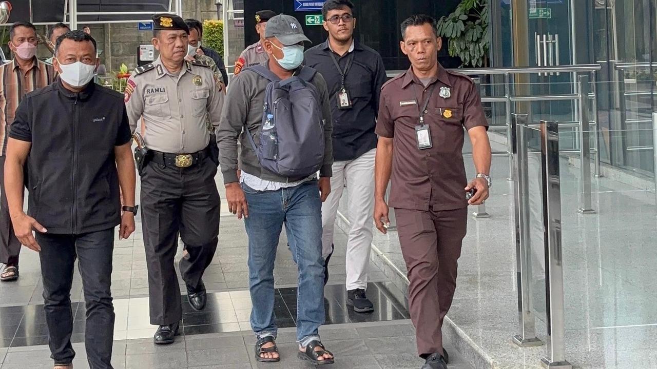 Bupati Ponorogo Tiba di Gedung KPK, Pakaian Serba Hitam Wajah Ditutup Masker