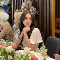Ussy Sulistiawaty tampil memesona dalam foto ini. Dengan riasan wajah natural yang tak terlalu mencolok justru menonjolkan kulit sehatnya dan wajahnya yang awet muda bak seorang gadis. Foto: Instagram.