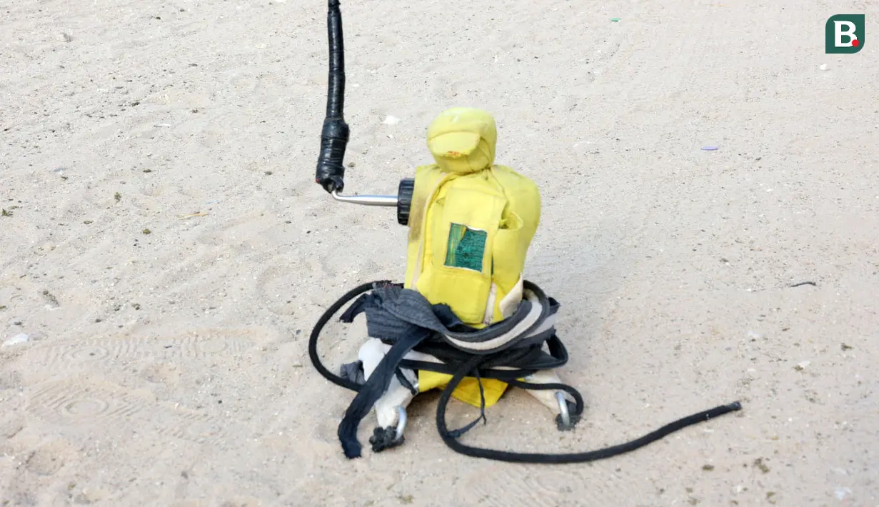 Dalam setiap balapan, Robot Jockeys ini digerakkan oleh sang pemilik menggunakan remote control. Pengunaan Robot Jockeys juga dinilai membuat unta bisa berlari lebih cepat lagi. (Bola.com/Ade Yusuf Satria)