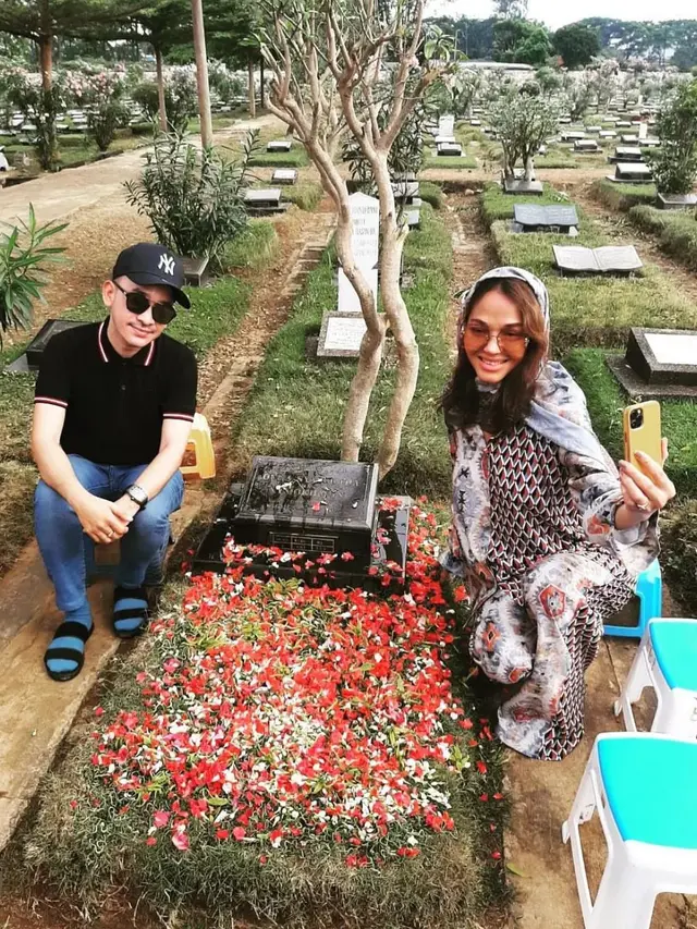 Bunda Corla dan Ruben Onsu nyekar makam Olga Syahputra. (Foto: Dok. Instagram @corla_2)