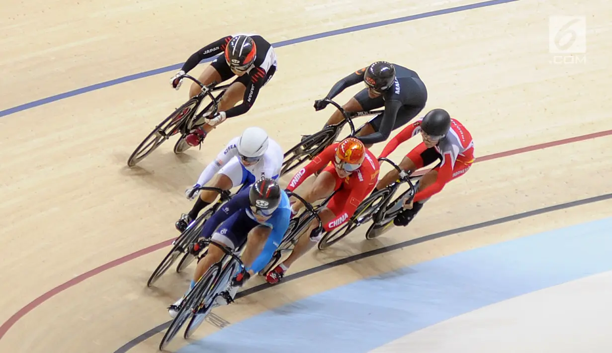 Atlet Elga Kharisma Novanda (kanan belakang) saat turun nomor keirin putri di Jakarta International Velodrome, Rawamangun, Selasa (28/8). Elga selisih waktu 1,213 detik setelah Hong Kong, Tiongkok, Korea Selatan, dan Jepang. (Merdeka.com/Arie Basuki)