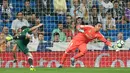 Proses terjadinya gol oleh pemain Real Betis, Arnaldo Sanabria, ke gawang Real Madrid pada laga La Liga Spanyol di Stadion Santiago Bernabeu, Rabu (20/9/2017). Real Madrid kalah 0-1 dari Real Betis. (AFP/Gabriel Bouys)