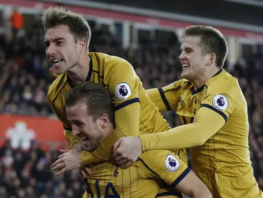 Para pemain Tottenham merayakan gol yang dicetak Harry Kane ke gawang Southampton pada laga Premier League, Inggris, Kamis (29/12/2016). Tottenham menang 4-1 atas Southampton. (Reuters/Matthew Childs)