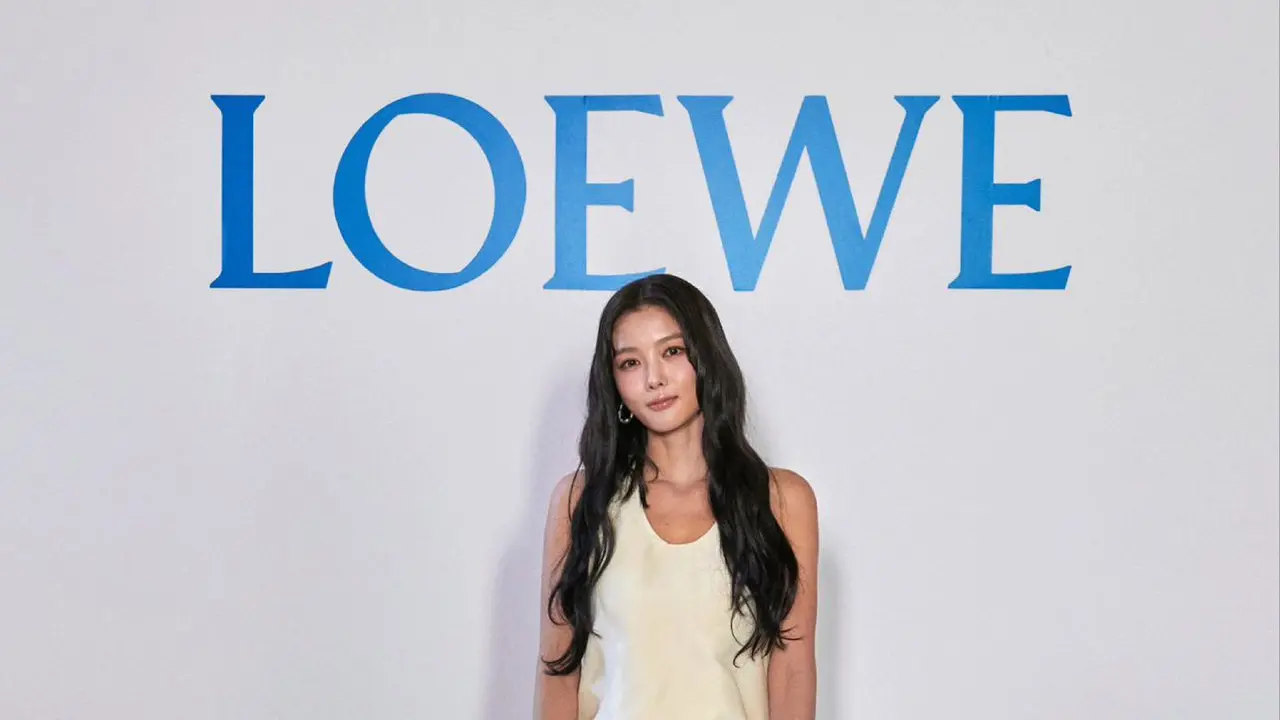 6 Gaya Anggun hingga Edgy di Front Row Loewe Spring/Summer 2026 Paris Fashion Week, Kim Yoo-jung hingga Allday Project
