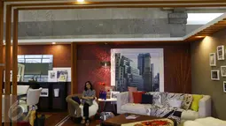 Pengunjung saat menikmati stan desain interior pada ajang Perfect Home Young Interior Desainer Award di JCC, Jakarta, Minggu (22/11).Kegiatan tersebut terdiri dari empat kategori perlombaan. (Liputan6.com/Fery Pradolo)