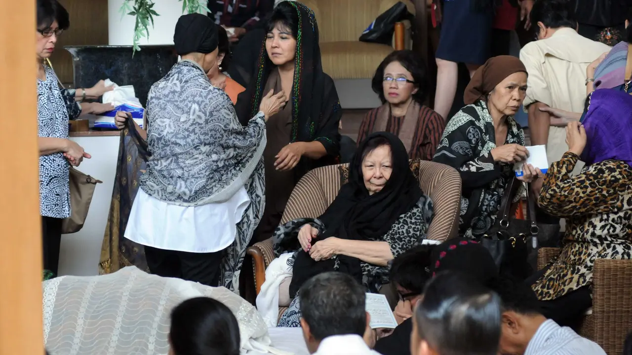 Suasana duka di kediaman Adnan Buyung Nasution