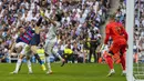 Pada menit ke-74 Robert Lewandowski dijatuhkan Dani Carvajal di dalam kotak penalti. Namun wasit tidak menganggapnya sebagai pelanggaran hingga urung berbuah penalti untuk Barcelona usai dilakukan tinjauan VAR. (AP/Bernat Armangue)