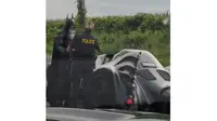 Seorang pria yang mengenakan kostum Batman dan mengendarai Batmobile ditilang polisi. (Youtube)