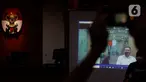 Layar menayangkan terdakwa mantan anggota DPR Sukiman mendengarkan pembacaan putusan dalam sidang secara online di Gedung KPK, Jakarta, Rabu (29/4/2020). Sukiman diduga menerima suap terkait pengurusan dana perimbangan APBN-P 2017 dan APBN 2018 Kabupaten Pegunungan Arfak. (merdeka.com/Dwi Narwoko)