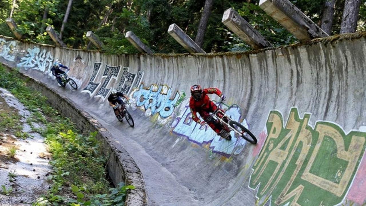 Aksi nekat bikers Downhill ngebut di lintasan miring 90 derajat