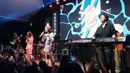 Aksi duet Momo Geisha dan Vierratale saat tampil di Malang, Jawa Timur. (Foto: YouTube/
Momo Youtube Channel)