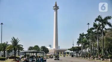 Pengunjung menikmati fasilitas transportasi gratis yang mengantarkan ke Tugu Monas, Medan Merdeka, Jakarta Pusat, Selasa (5/7/2022). Kembali dibukanya Tugu Monas sejak Jumat (1/7) kemarin disambut antusias oleh warga baik dari dalam maupun luar Jakarta sebagai alternatif mengisi libur sekolah. (merdeka.com/Iqbal S Nugroho)