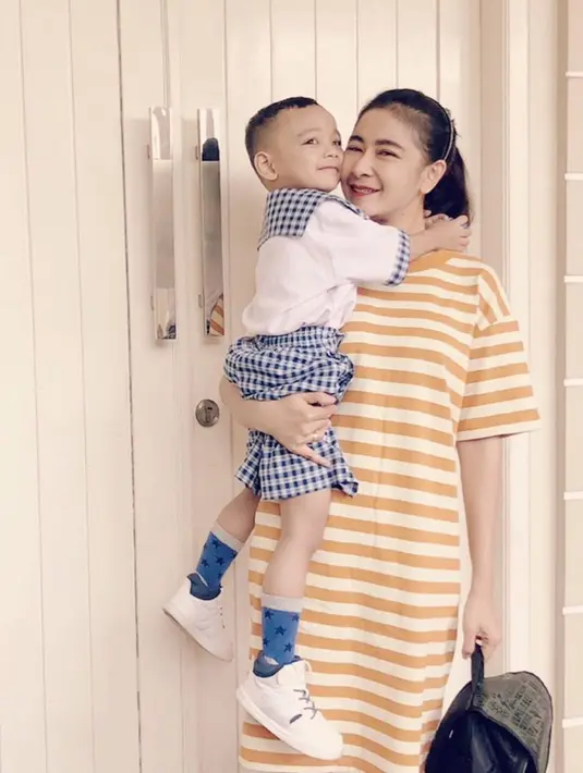 Uut Permatasari juga terlihat sangat menikmati kehidupannya menjadi seorang ibu sekaligus istri. (Liputan6.com/IG/@uutpermatasari)