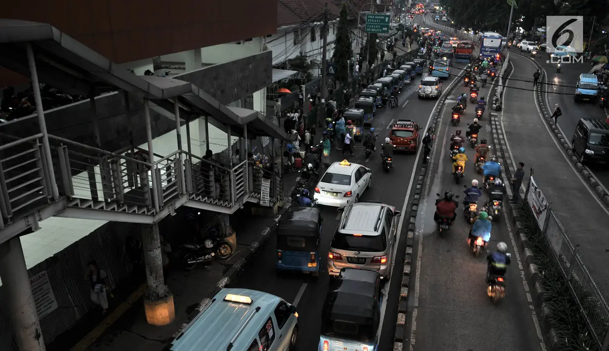 Suasana di depan Stasiun Jatinegara, Jakarta, Rabu (12/12). Kemacetan yang kerap kali terjadi, terutama pada jam sibuk akibat banyaknya angkutan umum, bajaj, hingga ojek yang memangkal di kawasan tersebut. (Merdeka.com/Iqbal S. Nugroho)