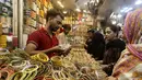 <p>Orang-orang mengunjungi pasar untuk membeli gelang dan barang-barang lainnya untuk persiapan perayaan Idul Fitri mendatang, di Karachi, Pakistan, Jumat, 29 April 2022. Idul Fitri menandai berakhirnya bulan suci Ramadhan.</p>