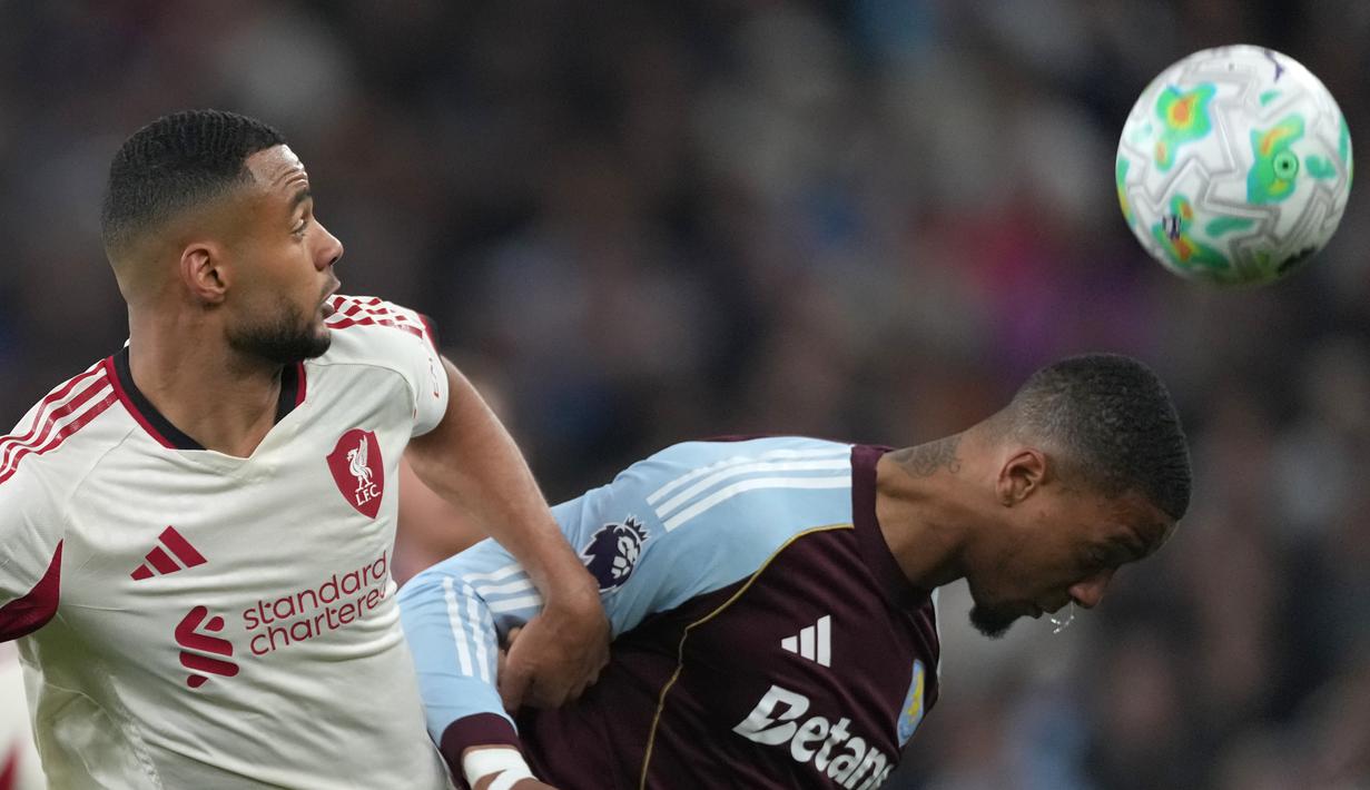 Pemain Liverpool, Cody Gakpo (kiri) berebut bola dengan pemain Aston Villa Ezri Konsa (kanan) pada laga pekan 37 Premier League 2025/2026, Sabtu (16/5/2026) diini hari WIB. (AP Photo/Dave Shopland)