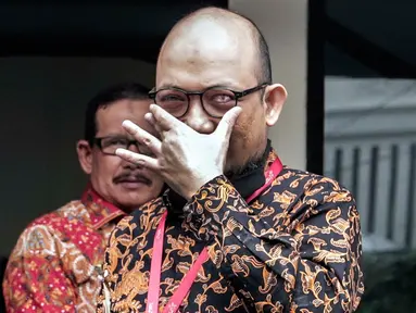 Penyidik KPK Novel Baswedan usai memneuhi panggilan penyidik Komisi Kejaksaan di Jakarta, Kamis (2/7/2020). Novel Baswedan memberikan keterangan terkait aduan masyarakat terhadap penuntut kasus penyerangan air keras pada 2017. (Liputan6.com/Johan Tallo)