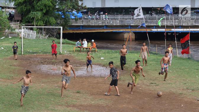 Foto Melihat Semangat Anak Anak Bermain Sepak Bola Dalam Keterbatasan News Liputan6 Com