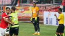 Kiper PSM Makassar, Dimas Galih, terlihat kecewa dengan keputusan wasit saat melawan Persija Jakarta pada laga Trofeo Persija  di Stadion Utama Gelora Bung Karno, Jakarta, Sabtu (9/4/2016). (Bola.com/Nicklas Hanoatubun)