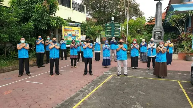 Tim Gugus Tugas Covid-19 SMA Negeri 2 Malang.