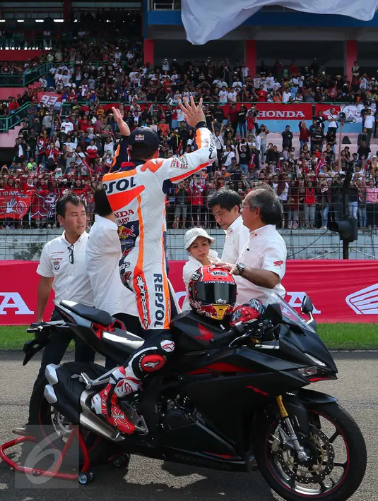 Marc Marquez menyapa pengemar usai mencoba motor All New Honda CBR250RR di sirkuit Sentul, Jawa Barat, Selasa (25/10). Motor ini memiliki mesin generasi terbaru 250cc liquid-cooled 4-stroke DOHC 8-valve, paralel twin cylinder. (Liputan6.com/Angga Yuniar)