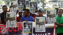 Warga Papua membawa beragam poster saat aksi di depan KPK, Jakarta, Senin (2/5). Mereka meminta KPK mengusut dugaan suap hakim MK di sengketa pilkada Teluk Bintuni (Liputan6.com/Helmi Afandi)