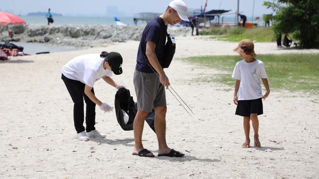 Mantan atlet Olimpiade Indonesia dan Jepang melakukan kegiatan bersih-bersih sampah