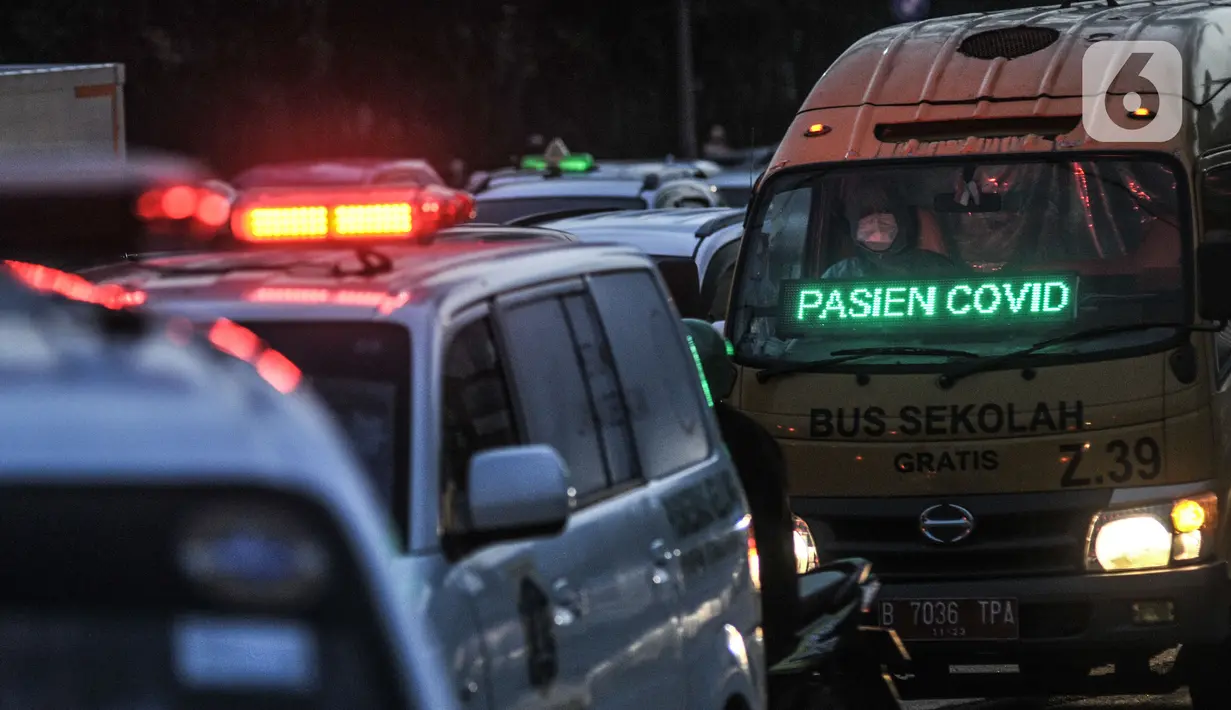 Ambulans dan bus sekolah saat mengantarkan pasien positif Covid-19 di pintu masuk RSD Wisma Atlet Kemayoran, Jakarta, Kamis (10/6/2021). Meningkatnya jumlah warga yang terpapar Covid-19 menyebabkan antrean ambulans yang hendak masuk ke RSD Wisma Atlet Kemayoran. (merdeka.com/Iqbal S. Nugroho)