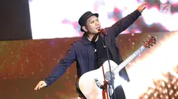 Aksi panggung vokalis Padi Reborn, Fadly saat tampil di Magnificent Seven with Padi Reborn di Avenue of the Stars, Lippo Mall Kemang, Jakarta, Jumat (27/9/2019). Padi Reborn juga membawakan single terbarunya yang berjudul 'Kau Malaikatku'. (Kapanlagi.com/Budy Santoso)