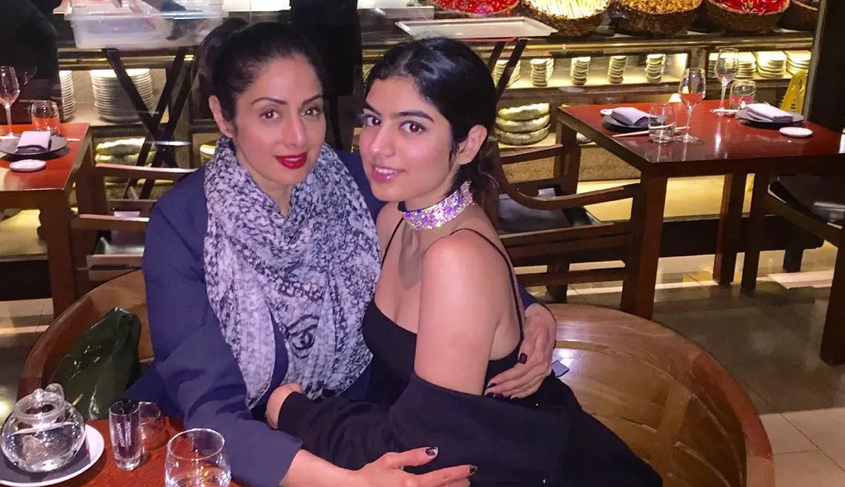 Kepergian sang ibunda menjadi hal yang sangat membuatnya terpuruk. Bahkan ia hanya berdiam diri sampai akhirnya jenazah sang ibu dikremasi dan abunya disebarkan di lautan luas. (Instagram/sridevi.kapoor)