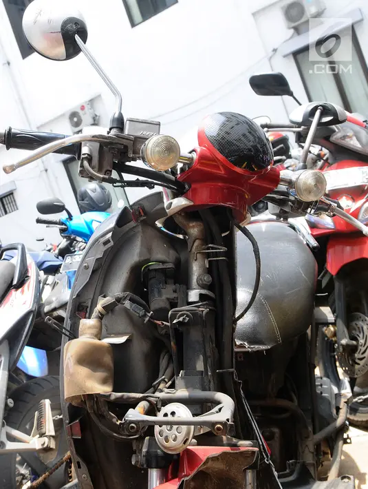 Kondisi sepeda motor yang dikendarai Adi Saputra (21) di Polres Tangerang Selatan, Jumat (8/2).  Adi Saputra mengamuk dan merusak motor matik-nya lantaran tidak terima ditilang polisi di kawasan BSD pada Kamis (7/2) kemarin. (Liputan6.com/Herman Zakharia)