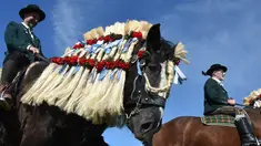 Dua orang pria menunggang kuda dengan mengenakan kostum tradisional Bavaria pada perayaan tradisional St Georgi Ride di Traunstein, Jerman (4/2). Acara ini dilakukan setelah hari Paskah. (AFP Photo/Christof Stache)