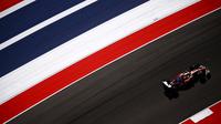 Lewis Hamilton dari Inggris Raya mengemudikan (44) Scuderia Ferrari SF-25 di lintasan selama Grand Prix F1 Amerika Serikat di Circuit of The Americas pada 19 Oktober 2025 di Austin, Texas. (Clive Mason/Getty Images via AFP)