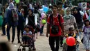 Keramaian pengunjung saat mengisi libur Lebaran di Kebun Binatang Ragunan, Jakarta, Sabtu (16/6). Kebun Binatang Ragunan masih menjadi tempat favorit warga Jakarta untuk menghabiskan libur Lebaran. (Liputan6.com/JohanTallo)