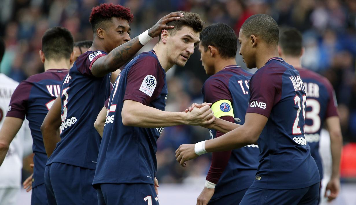 Para pemain PSG merayakan gol Thomas Meunier (tengah) saat melawan FC Metz pada lanjutan Ligue 1 Prancis di Parc des Princes Stadium, Paris (10/3/2018). PSG menang telak 5-0. (AP/Thibault Camus)