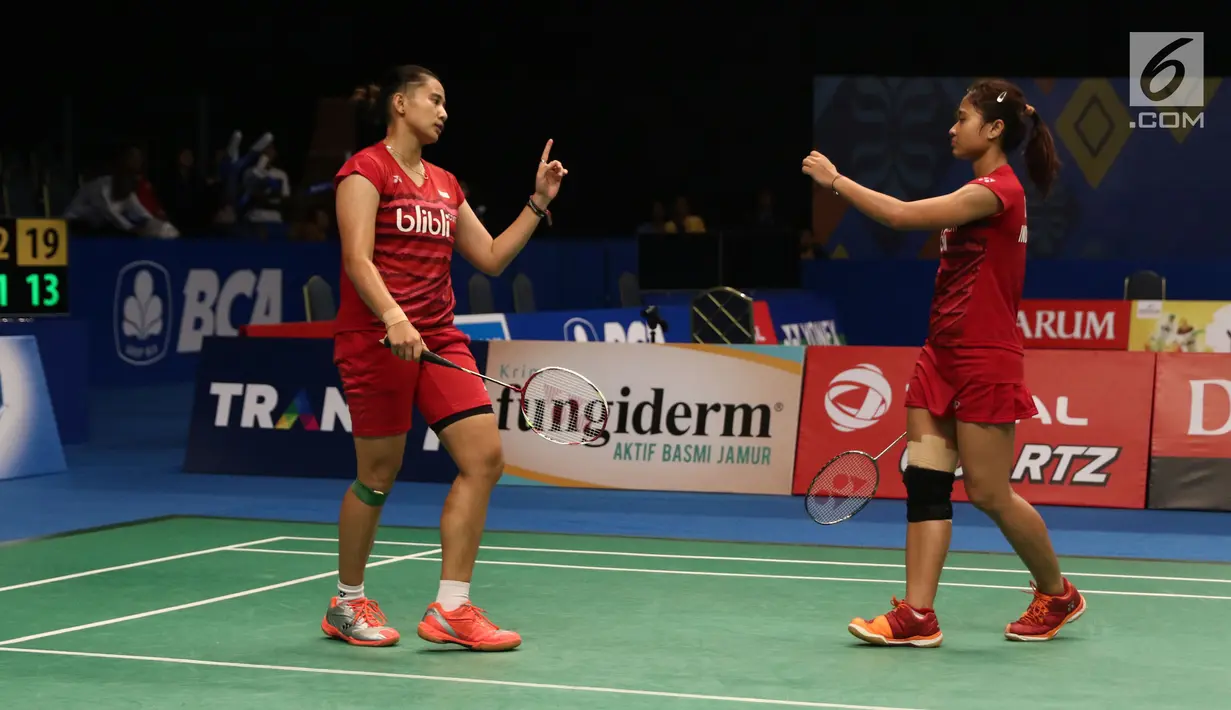 Ganda Putri Indonesia, Anggita S Awanda/Ni Ketut Mahadewi saat melawan Jung Kyung Eun/Shin Seung Chan di Babak Kedua Indonesia Open 2017, Jakarta, Jumat (16/6). Anggita/Ni Ketut menang 21-15, 12-21, 21-15. (Liputan6.com/Helmi Fithriansyah)