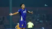 Striker Persik Kediri, M. Khanafi, melakukan selebrasi setelah mencetak gol ke gawang Bhayangkara FC dalam laga pekan ke-14 BRI Liga 1 2023/2024. (Bola.com/Gatot Sumitro)