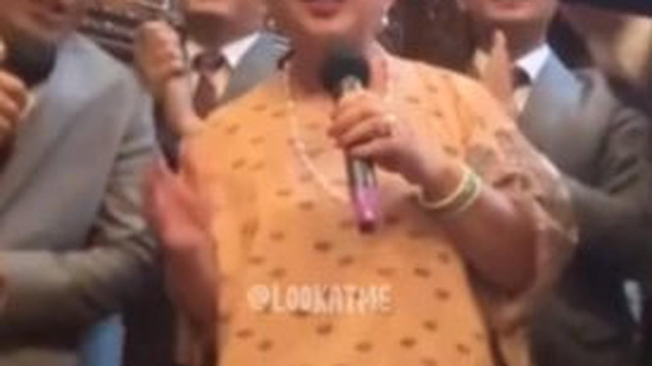 "Ibu Titiek datang langsung disambut trio ini," demikian dikutip dari keterangan video.