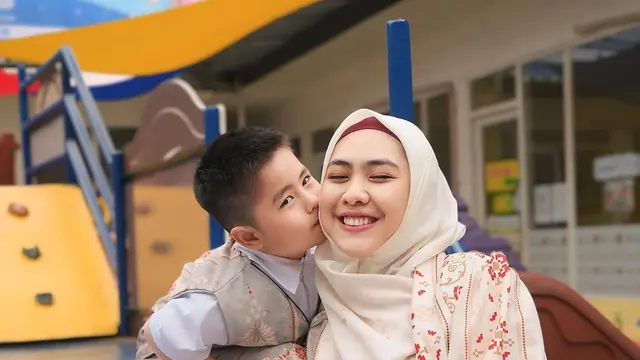 Potret Sulaiman Anak Oki Setiana Dewi Kembali Sekolah (credit: instagram/okisetianadewi)