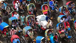 Sejumlah becak saat terjebak macet di sebuah persimpangan di Dhaka, Bangladesh, (23/7). Kemacetan di wilayah berpenduduk 8,9 juta jiwa ini disebabkan perkembangan kota tanpa terencana. (AFP Photo/ Munir Uz Zaman)