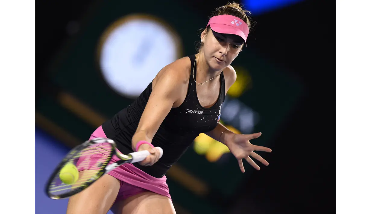 Petenis Swiss, Belinda Bencic melakukan forehand ke arah petenis Ukraine, Kateryna Bondarenko pada hari ke-5 turnamen tenis Australian Open 2016; di Melbourne; Jumat (22/1/2016). (AFP/Greg Wood)