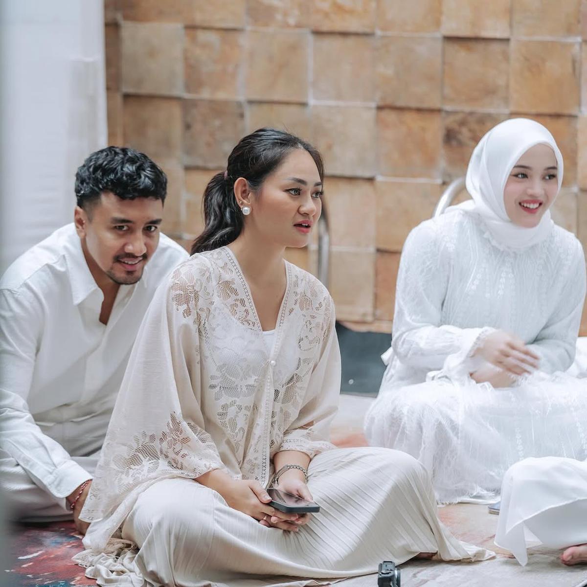 4 Potret Putri Delina di Momen Aqiqah Anak Mahalini dan Rizky Febian